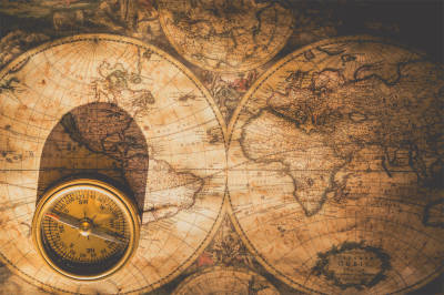 ancienne carte du monde avec une boussole pour un coaching en reorientation professionnelle et transitions de vie