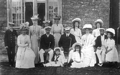 photo ancienne d'une grande famille avec beaucoup d'enfants candidats à la succession